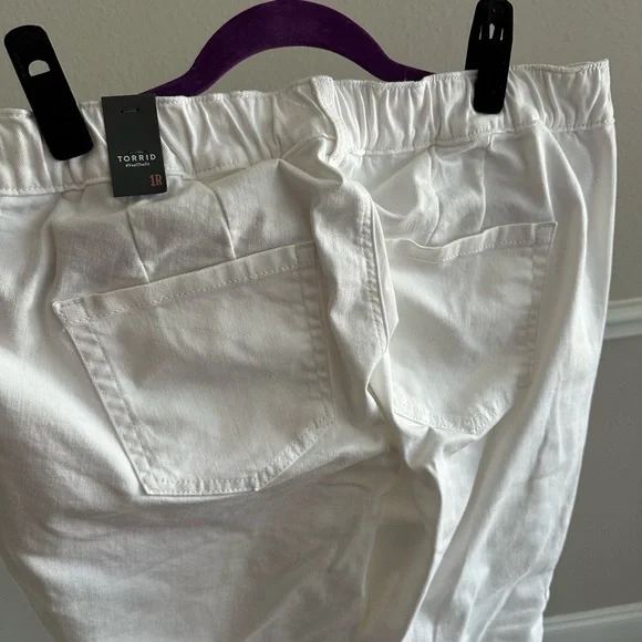 NWT Torrid Size 1 (14/16) White Pull on Jeans - Picture 2 of 5